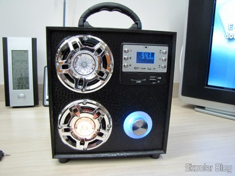 DealExtreme (DX): MP3 Player com Alto-Falante HY-F3 com Tela de 1.3", Bateria Recarregável, Luz Colorida Piscante, Rádio FM, slots SD, TF e USB (Rechargeable 1.3" Screen MP3 Player Music Speaker w/ Colorful Flashing Light / FM / SD / TF / USB) 18 MP3 Player com Alto-Falante HY-F3 com Tela de 1.3", Bateria Recarregável, Luz Colorida Piscante, Rádio FM, slots SD, TF e USB (Rechargeable 1.3" Screen MP3 Player Music Speaker w/ Colorful Flashing Light / FM / SD / TF / USB) em funcionamento