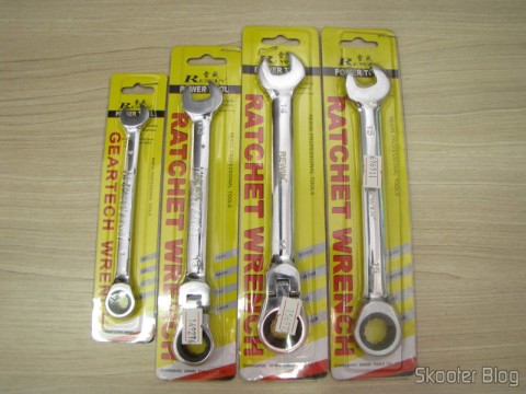 DealExtreme (DX): Chaves Combinadas (Chaves de Boca) com Catraca Articulada Aço Cromo-Vanádio REWIN 9mm, 13mm, 14mm, e 15mm 6 Chave Combinada (Chave de Boca) com Catraca Aço Cromo-Vanádio 9mm REWIN (Chrome Vanadium Steel Ratchet Combination Spanner Wrench (9mm)), Chave Combinada (Chave de Boca) com Catraca Articulada Aço Cromo-Vanádio 13mm REWIN (REWIN RJ-313 Chrome-Vanadium Steel 2-in-1 13mm Open End + Double Box End Combination Wrench), Chave Combinada (Chave de Boca) com Catraca Articulada Aço Cromo-Vanádio 14mm REWIN (REWIN RJ-314 Chrome-Vanadium Steel 2-in-1 14mm Open End + Double Box End Combination Wrench), e Chave Combinada (Chave de Boca) com Catraca Aço Cromo-Vanádio 15mm REWIN (Chrome Vanadium Steel Ratchet Combination Spanner Wrench (15mm)), em suas respectivas embalagens