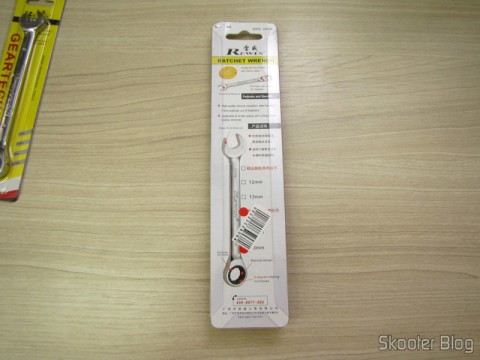 DealExtreme (DX): Chaves Combinadas (Chaves de Boca) com Catraca Articulada Aço Cromo-Vanádio REWIN 9mm, 13mm, 14mm, e 15mm 12 Chave Combinada (Chave de Boca) com Catraca Articulada Aço Cromo-Vanádio 13mm REWIN (REWIN RJ-313 Chrome-Vanadium Steel 2-in-1 13mm Open End + Double Box End Combination Wrench), em sua embalagem