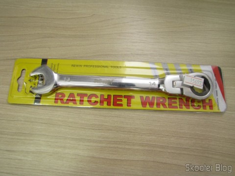 DealExtreme (DX): Chaves Combinadas (Chaves de Boca) com Catraca Articulada Aço Cromo-Vanádio REWIN 9mm, 13mm, 14mm, e 15mm 16 Chave Combinada (Chave de Boca) com Catraca Articulada Aço Cromo-Vanádio 14mm REWIN (REWIN RJ-314 Chrome-Vanadium Steel 2-in-1 14mm Open End + Double Box End Combination Wrench), em sua embalagem