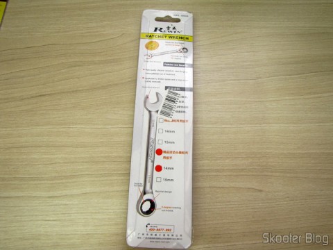 DealExtreme (DX): Chaves Combinadas (Chaves de Boca) com Catraca Articulada Aço Cromo-Vanádio REWIN 9mm, 13mm, 14mm, e 15mm 17 Chave Combinada (Chave de Boca) com Catraca Articulada Aço Cromo-Vanádio 14mm REWIN (REWIN RJ-314 Chrome-Vanadium Steel 2-in-1 14mm Open End + Double Box End Combination Wrench), em sua embalagem