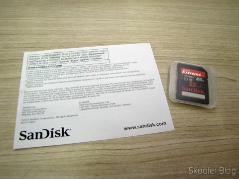 Abrindo a embalagem do Cartão de Memória Sandisk Extreme 32GB SDHC Classe 10 UHS-1 45MB/s SDSDX-032G-AFFP (SanDisk Extreme 32 GB SDHC Class 10 UHS-1 Flash Memory Card 45MB/s SDSDX-032G-AFFP)