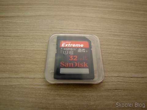 Cartão de Memória Sandisk Extreme 32GB SDHC Classe 10 UHS-1 45MB/s SDSDX-032G-AFFP (SanDisk Extreme 32 GB SDHC Class 10 UHS-1 Flash Memory Card 45MB/s SDSDX-032G-AFFP) em seu estojo