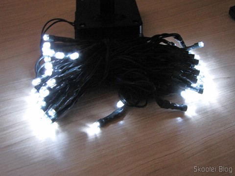 Lâmpadas LED do Pisca-Pisca de Natal com 60 Lâmpadas LEDs de Luz Branca, 8 metros (60-LED White Light Solar Christmas Lamp String – Dark Green (8m-Cable)), em funcionamento