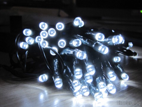 Lâmpadas LED do Pisca-Pisca de Natal com 60 Lâmpadas LEDs de Luz Branca, 8 metros (60-LED White Light Solar Christmas Lamp String – Dark Green (8m-Cable)), em funcionamento