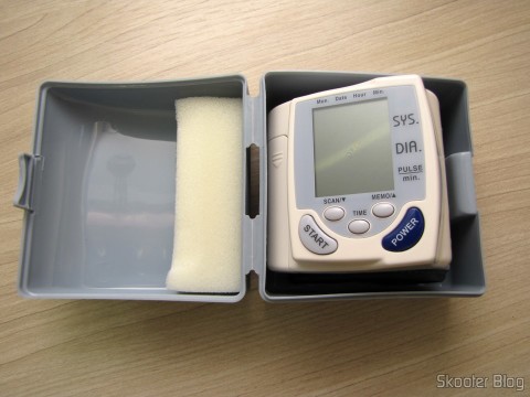 PriceAngels: Outra Opção para Compras direto de Hong Kong 13 Monitor de Pressão Arterial de Pulso Totalmente Automático (Fully Automatic Wrist Blood Pressure Pulse Monitor), em seu estojo