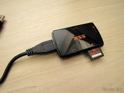 DealExtreme (DX): Leitor de Cartões SD, Micro SD / TF / MS / CF SSK SCRM059 USB 3.0 Alta Velocidade 5Gbps 20 Leitor de Cartões SD, Micro SD / TF / MS / CF SSK SCRM059 USB 3.0 Alta Velocidade 5Gbps (SSK SCRM059 High Speed 5Gbps USB 3.0 SD, Micro SD / TF / MS / CF Card Reader - Black (64GB)), com cartão SD inserido