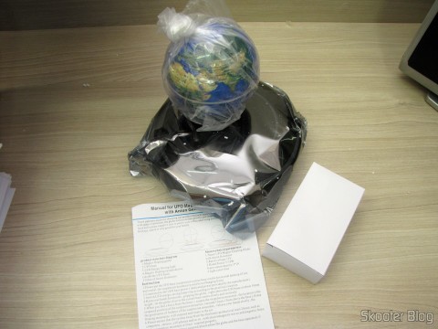 Globo Flutuante Maglev UFO Cheerlink 106mm c/ Gerador de Ânions (CHEERLINK 106mm UFO Maglev Floating Globe w/ Anion Generator – Blue + Black (US Plug / AC 100~240V)), fonte e manual
