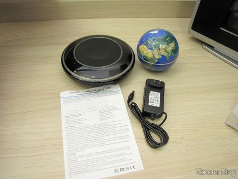 Globo Flutuante Maglev UFO Cheerlink 106mm c/ Gerador de Ânions (CHEERLINK 106mm UFO Maglev Floating Globe w/ Anion Generator – Blue + Black (US Plug / AC 100~240V)), base, fonte e manual