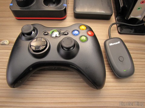 Controlador sem Fio de XBox 360 para Windows com Receptor Novo e Lacrado (Brand New & Factory Sealed Xbox 360 Wireless Controller For Windows Black) ao lado do receptor USB