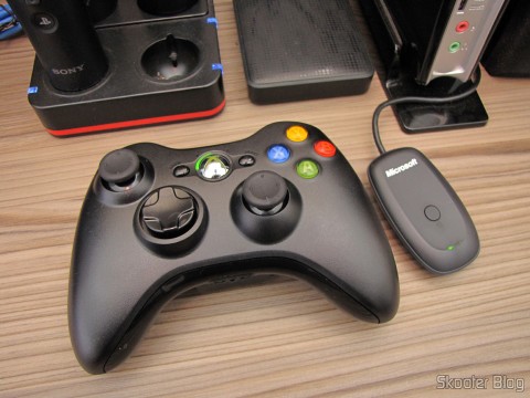 Controlador sem Fio de XBox 360 para Windows com Receptor Novo e Lacrado (Brand New & Factory Sealed Xbox 360 Wireless Controller For Windows Black) ao lado do receptor USB