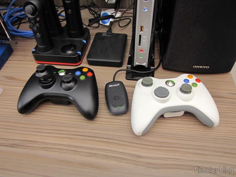 Controlador sem Fio de XBox 360 para Windows com Receptor Novo e Lacrado (Brand New & Factory Sealed Xbox 360 Wireless Controller For Windows Black) ao lado do receptor USB e do Controle de Jogos com Receptor USB para PC/XBox 360 Sem Fio 2.4GHz Microsoft Original (Genuine Microsoft 2.4GHz Wireless Game Controller with PC USB Receiver for PC/Xbox 360 (Retail Pack))