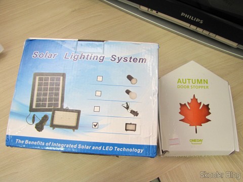 O Refletor com 30 Lâmpadas LEDs 2W 200lm 7000K Solar a Prova D'Água (Waterproof Solar 2W 7000K 200lm 30-LED Flood Cool White Light Project Lamp - Black) e o Para-Porta Estilo Folha de Maple Laranja (Maple Leaf Style Door Stopper Guard - Orange)
