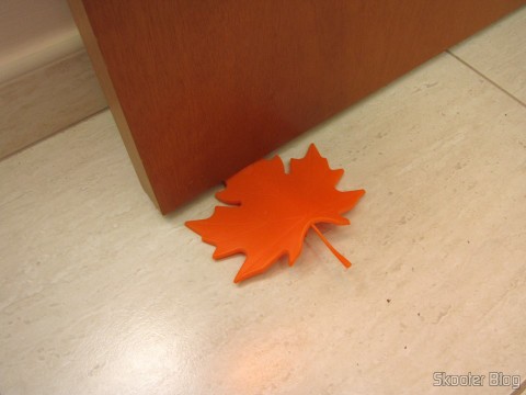 Para-Porta Estilo Folha de Maple Laranja (Maple Leaf Style Door Stopper Guard – Orange), em funcionamento