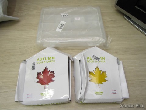Caixa Plástica para Armazenamento com 40 Compartimentos de Livre Combinação Branco Translúcida (40-Compartment Free Combination Plastic Storage Box for Hardware Tools / Gadgets - Translucent White), Para-Porta Estilo Folha de Maple Vermelho (Maple Leaf Style Door Stopper Guard – Red), e Para-Porta Estilo Folha de Maple Amarelo (Fashion Maple Leaf Style Door Stopper Guard - Random Color)