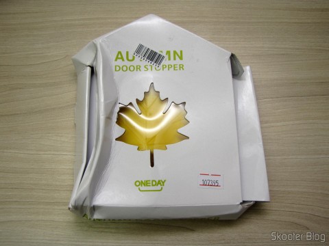 Para-Porta Estilo Folha de Maple Amarelo (Fashion Maple Leaf Style Door Stopper Guard – Random Color), em sua embalagem
