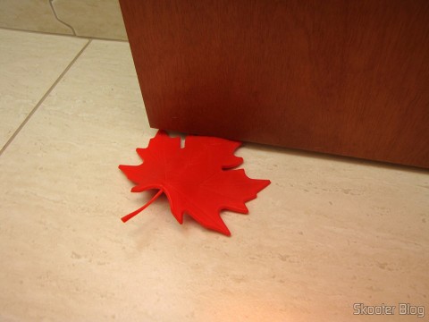 Para-Porta Estilo Folha de Maple Vermelho (Maple Leaf Style Door Stopper Guard – Red), em utilização