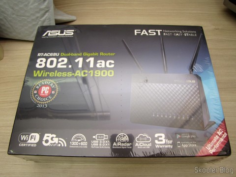 Roteador ASUS RT-AC68U Dual Band Gigabit Router 802.11ac Wireless-AC1900 em sua embalagem