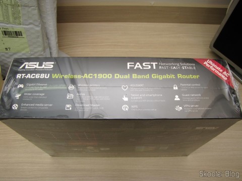 Roteador ASUS RT-AC68U Dual Band Gigabit Router 802.11ac Wireless-AC1900 em sua embalagem