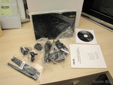 Roteador ASUS RT-AC68U Dual Band Gigabit Router 802.11ac Wireless-AC1900 e seus acessórios