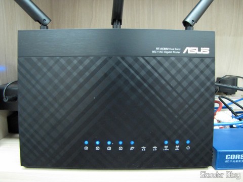 Roteador ASUS RT-AC68U Dual Band Gigabit Router 802.11ac Wireless-AC1900, em funcionamento