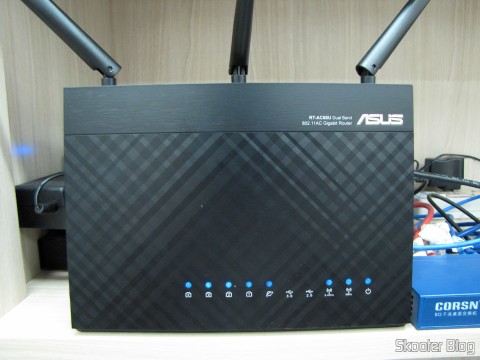 Roteador ASUS RT-AC68U Dual Band Gigabit Router 802.11ac Wireless-AC1900, em funcionamento