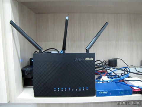 Roteador ASUS RT-AC68U Dual Band Gigabit Router 802.11ac Wireless-AC1900, em funcionamento