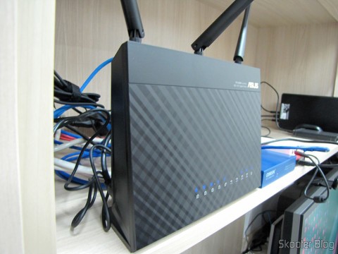 Roteador ASUS RT-AC68U Dual Band Gigabit Router 802.11ac Wireless-AC1900, em funcionamento