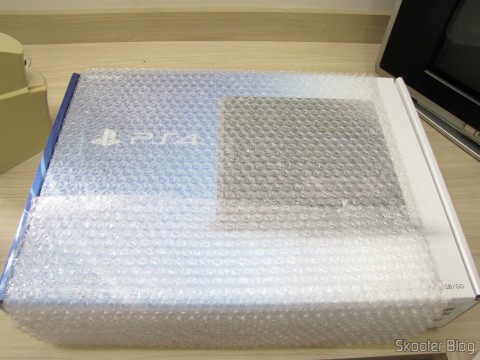 Pacote da Amazon com o Console Playstation 4 (PS4)