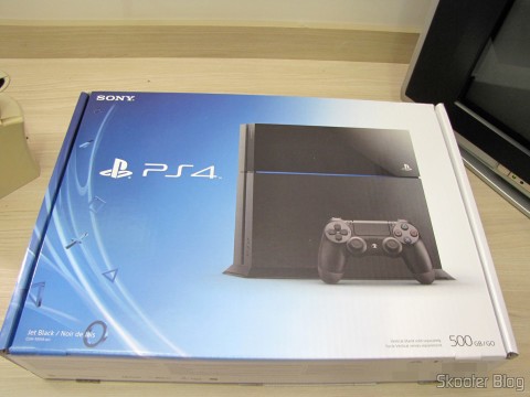 Console Playstation 4 (PS4) em sua embalagem