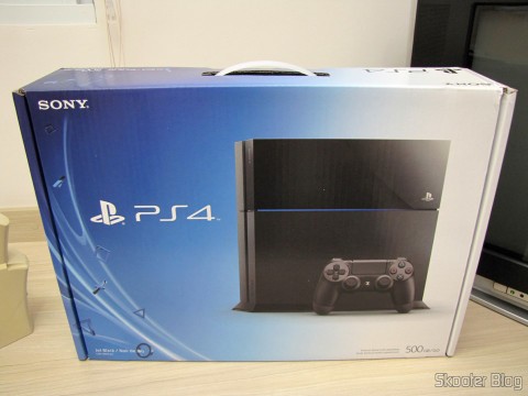 Console Playstation 4 (PS4) em sua embalagem