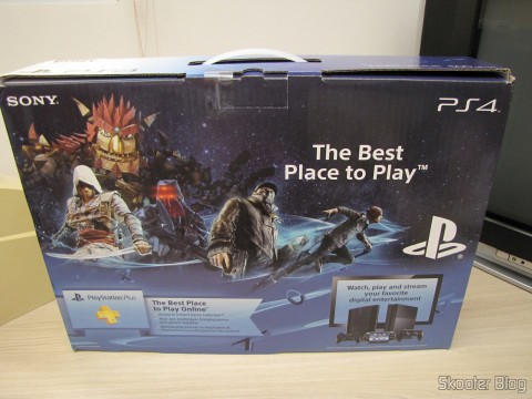 Console Playstation 4 (PS4) em sua embalagem