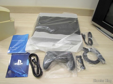 Console Playstation 4 (PS4) e seus acessórios