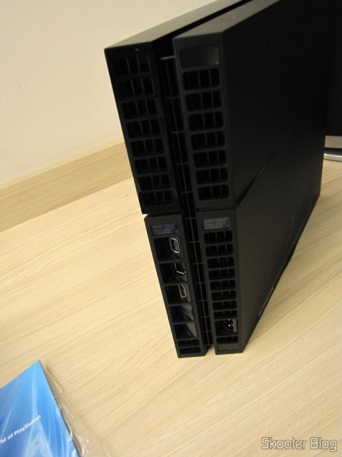 Parte traseira do Console Playstation 4 (PS4)