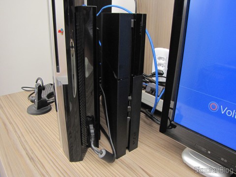 Console Playstation 4 (PS4) ao lado do Playstation 3