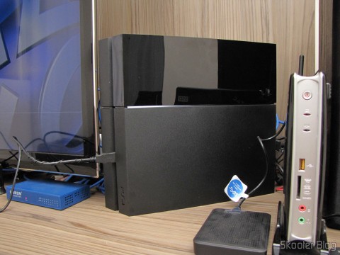 Console Playstation 4 (PS4), instalado e em funcionamento