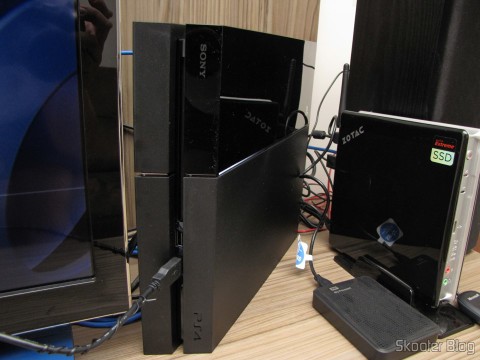 Console Playstation 4 (PS4), instalado e em funcionamento