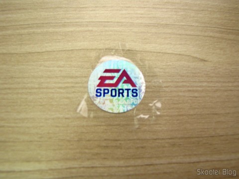 Selinho holográfico da Electronic Arts no plástico que embala o Fifa 14 (PS4) (US)