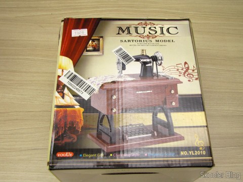 DealExtreme (DX): segunda Mini Caixa Musical Mecânica Estilo Máquina de Costura Antiga, música diferente 6 Mini Caixa Musical Mecânica Estilo Máquina de Costura Antiga (Vintage Mini Sewing Machine Style Mechanical Music Box), em sua embalagem