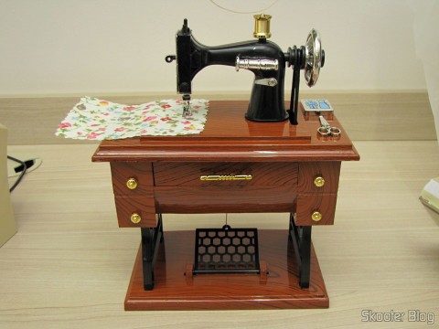 DealExtreme (DX): segunda Mini Caixa Musical Mecânica Estilo Máquina de Costura Antiga, música diferente 8 Mini Caixa Musical Mecânica Estilo Máquina de Costura Antiga (Vintage Mini Sewing Machine Style Mechanical Music Box), em sua embalagem
