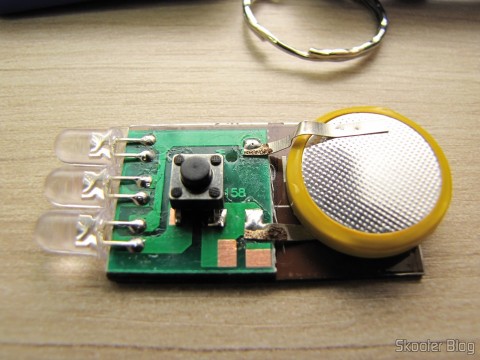 Um dos Chaveiros Lanternas com 3 LEDs Auto Recarregáveis com Energia Solar visto por dentro: FALSO!