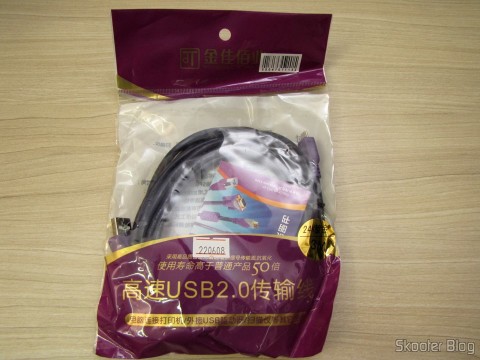Um dos Cabos de Carga e Dados USB macho para Micro USB macho Millionwell 01.0363 com 3 metros (Millionwell 01.0363 USB Male to Micro USB Male Data / Charging Cable - Purple (3m)), em sua embalagem