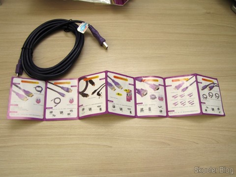 Um dos Cabos de Carga e Dados USB macho para Micro USB macho Millionwell 01.0363 com 3 metros (Millionwell 01.0363 USB Male to Micro USB Male Data / Charging Cable - Purple (3m)) e folheto que o acompanha