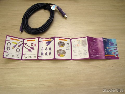 Um dos Cabos de Carga e Dados USB macho para Micro USB macho Millionwell 01.0363 com 3 metros (Millionwell 01.0363 USB Male to Micro USB Male Data / Charging Cable - Purple (3m)) e folheto que o acompanha