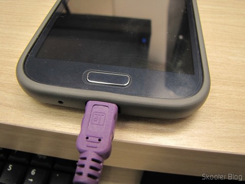 Um dos Cabos de Carga e Dados USB macho para Micro USB macho Millionwell 01.0363 com 3 metros (Millionwell 01.0363 USB Male to Micro USB Male Data / Charging Cable - Purple (3m)) conectado ao meu telefone celular Samsung Galaxy Grand Duos