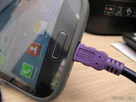 Um dos Cabos de Carga e Dados USB macho para Micro USB macho Millionwell 01.0363 com 3 metros (Millionwell 01.0363 USB Male to Micro USB Male Data / Charging Cable - Purple (3m)) conectado ao meu telefone celular Samsung Galaxy Grand Duos