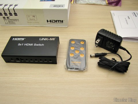 DealExtreme (DX): Switch HDMI c/ Controle Remoto LINK-MI LM-SW04 1080p 3D 5 entradas p/ 1 saída (LINK-MI LM-SW04 1080P 3D 5 in 1 out HDMI Switch w/ Remote Control – Black) 11 Switch HDMI c/ Controle Remoto LINK-MI LM-SW04 1080p 3D 5 entradas p/ 1 saída (LINK-MI LM-SW04 1080P 3D 5 in 1 out HDMI Switch w/ Remote Control - Black), controle remoto e fonte