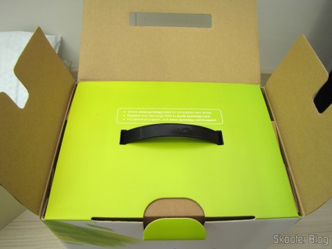 Abrindo a embalagem do Synology America DiskStation 2-Bay Diskless Network Attached Storage (DS214play)