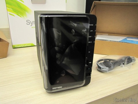 Parte frontal do Synology America DiskStation 2-Bay Diskless Network Attached Storage (DS214play)