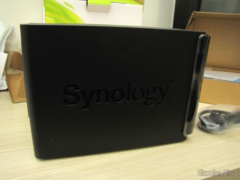 Parte lateral do Synology America DiskStation 2-Bay Diskless Network Attached Storage (DS214play)